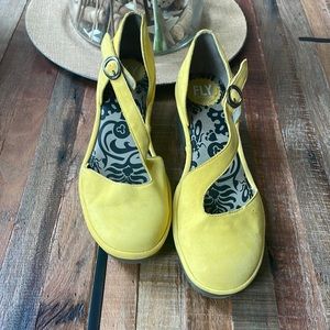 Cute!  Yellow! Fly London!